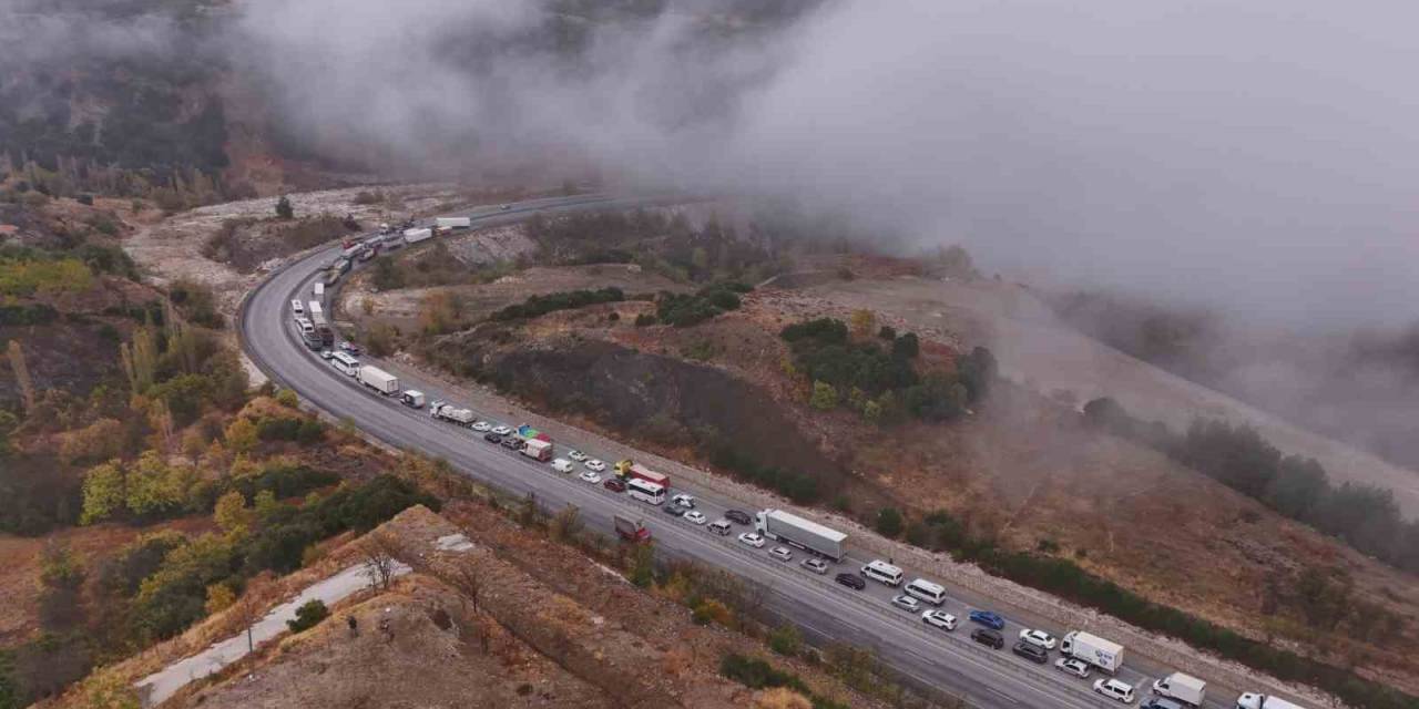 Burdur-antalya Karayolu’nda Tır Makasladı, Kilometrelerce Araç Kuyruğu Oluştu