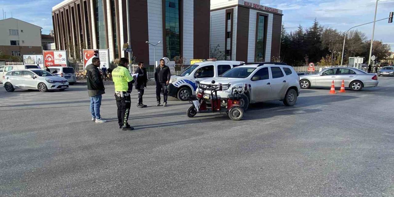 Hafif Ticari Araçla Elektrikli Bisiklet Çarpıştı: 3 Yaralı