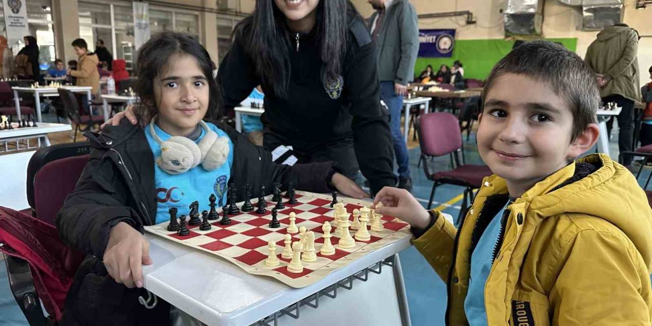 Yüksekova’da 100 Öğrencinin Katılımıyla Satranç Turnuvası Düzenlendi