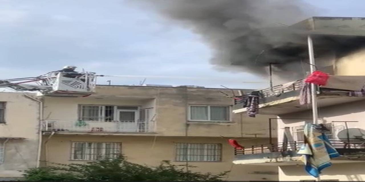 Hatay’da 2 Katlı Binadaki Yangın Kamerada