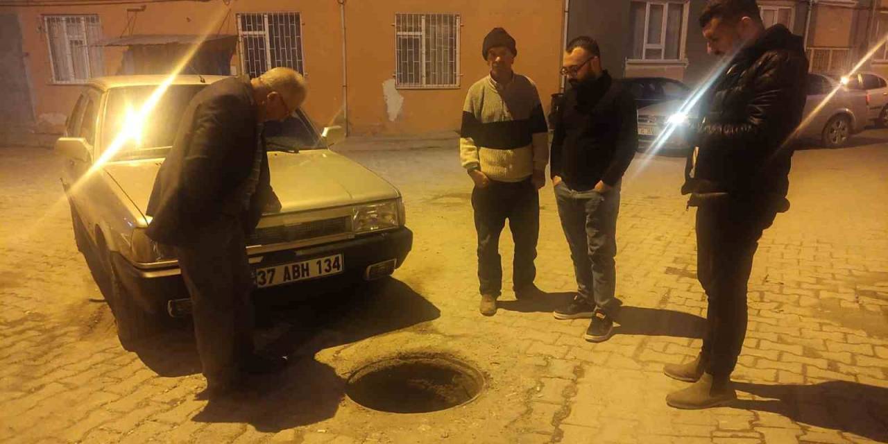 Otomobil Kapağı Çalınan Rögara Düştü
