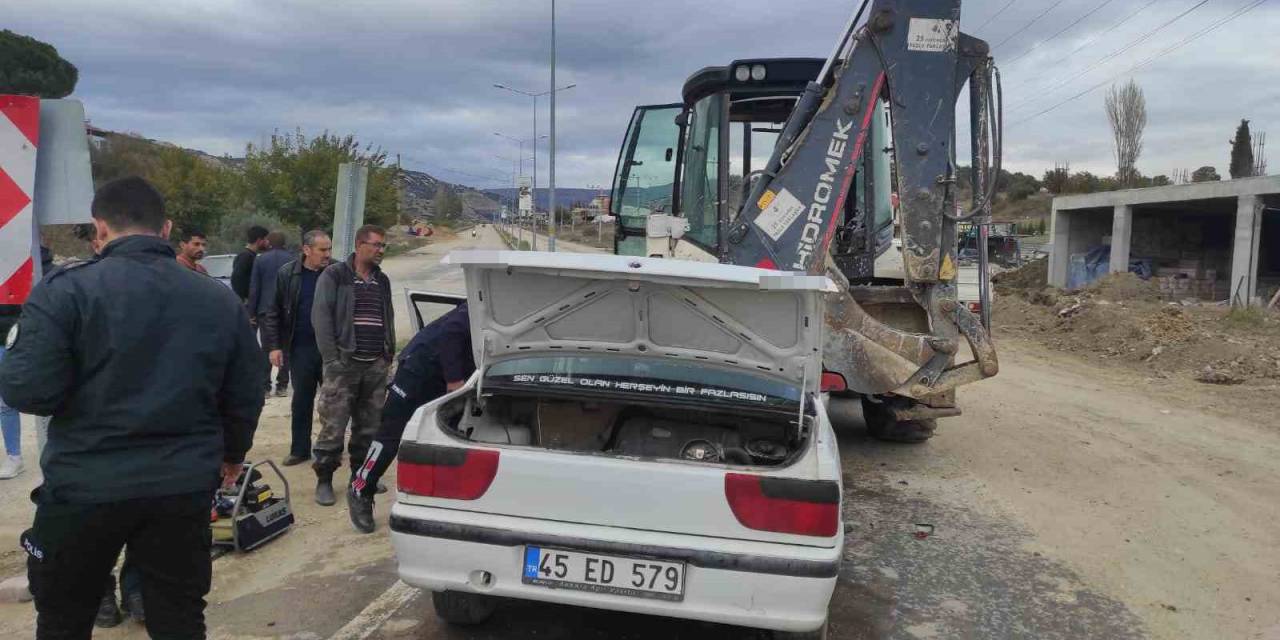 Otomobil Geri Manevra Yapan İş Makinesine Çarptı: 2 Yaralı
