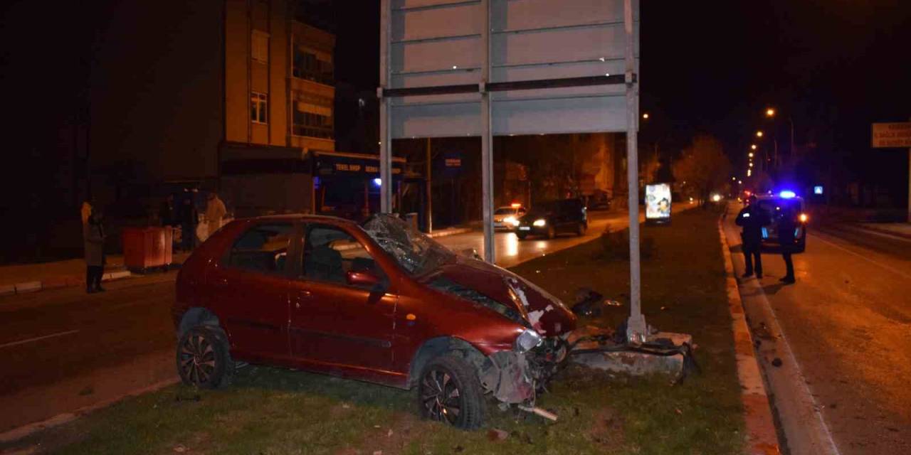 Kontrolden Çıkan Otomobil Yön Levhasına Çarptı: 4 Yaralı
