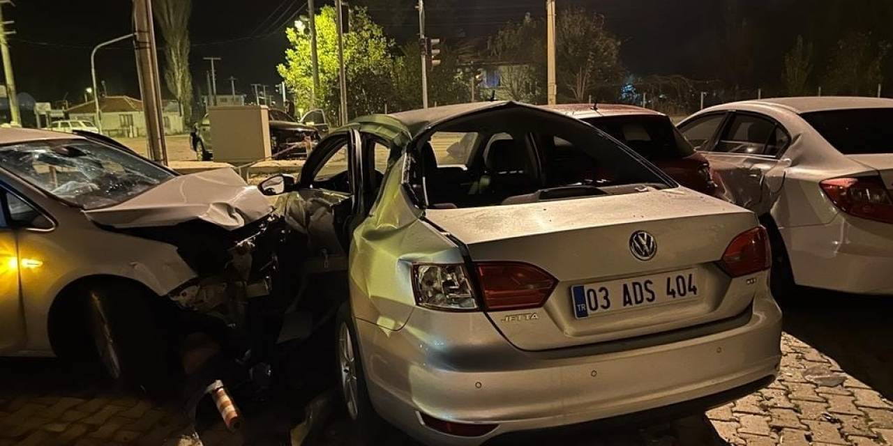 Kavşakta Araçla Çarpışan Otomobil Galeriye Daldı: 3 Yaralı