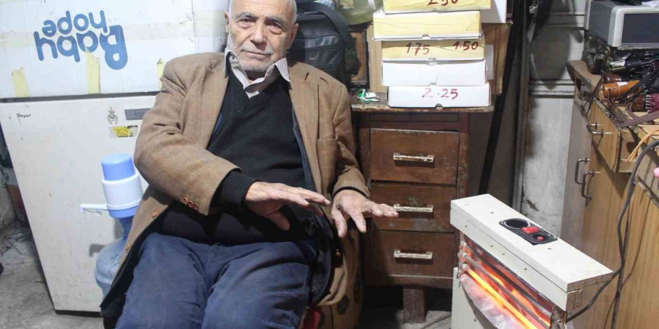 Ekmeğini Kazanma Peşinde Olan Esnaf Soğuğa Kendi Yöntemleriyle Çare Buluyor