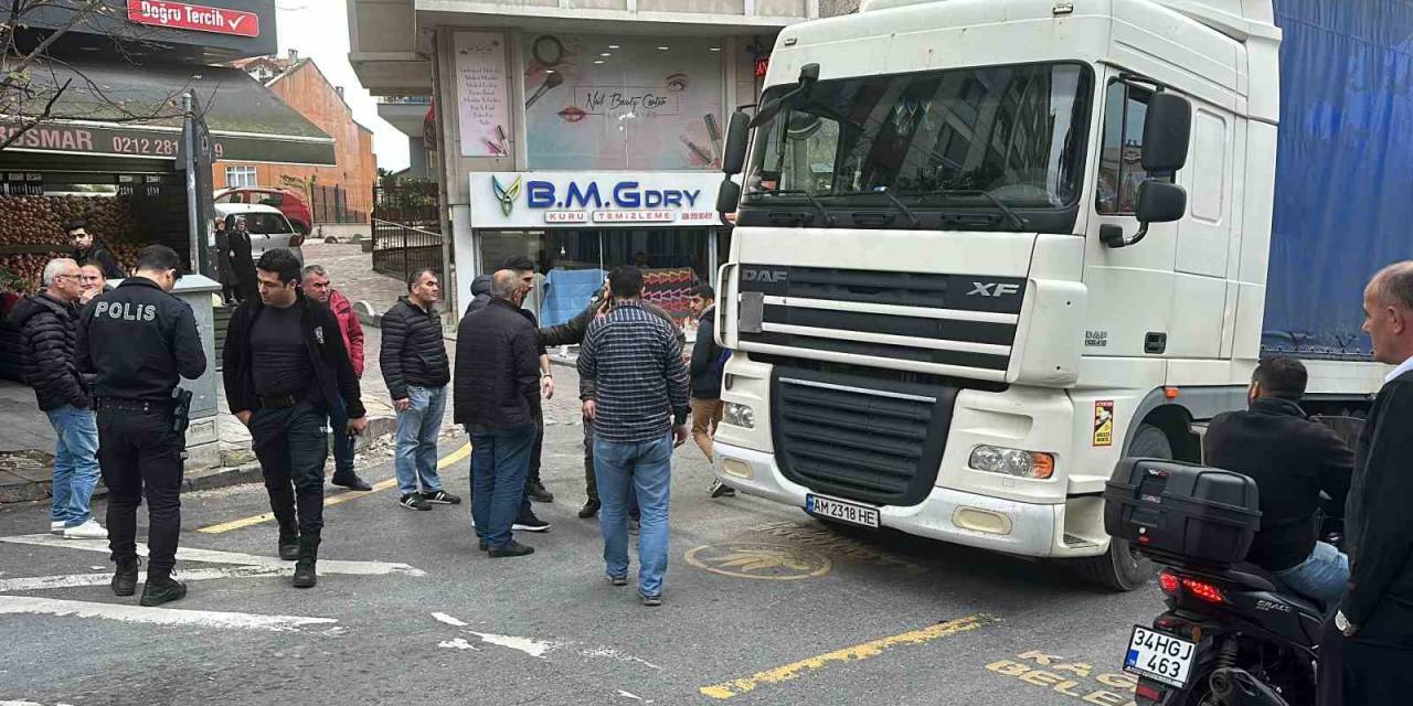 Ukrayna’dan Bin 500 Kilometre Yol Geldi, Kağıthane’de Kaza Yaptı: Tırla Yaşlı Adama Çarptı