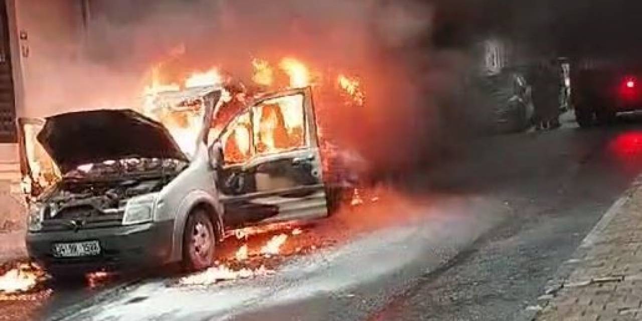 Esenler’de Park Halindeki Otomobil Alev Alev Yandı: Yangın Arkadaki Minibüse De Sıçradı