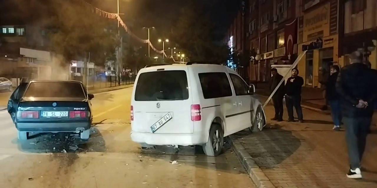 ‘Dur’ İhtarına Uymayan Sürücü Park Halindeki Araca Çarptı