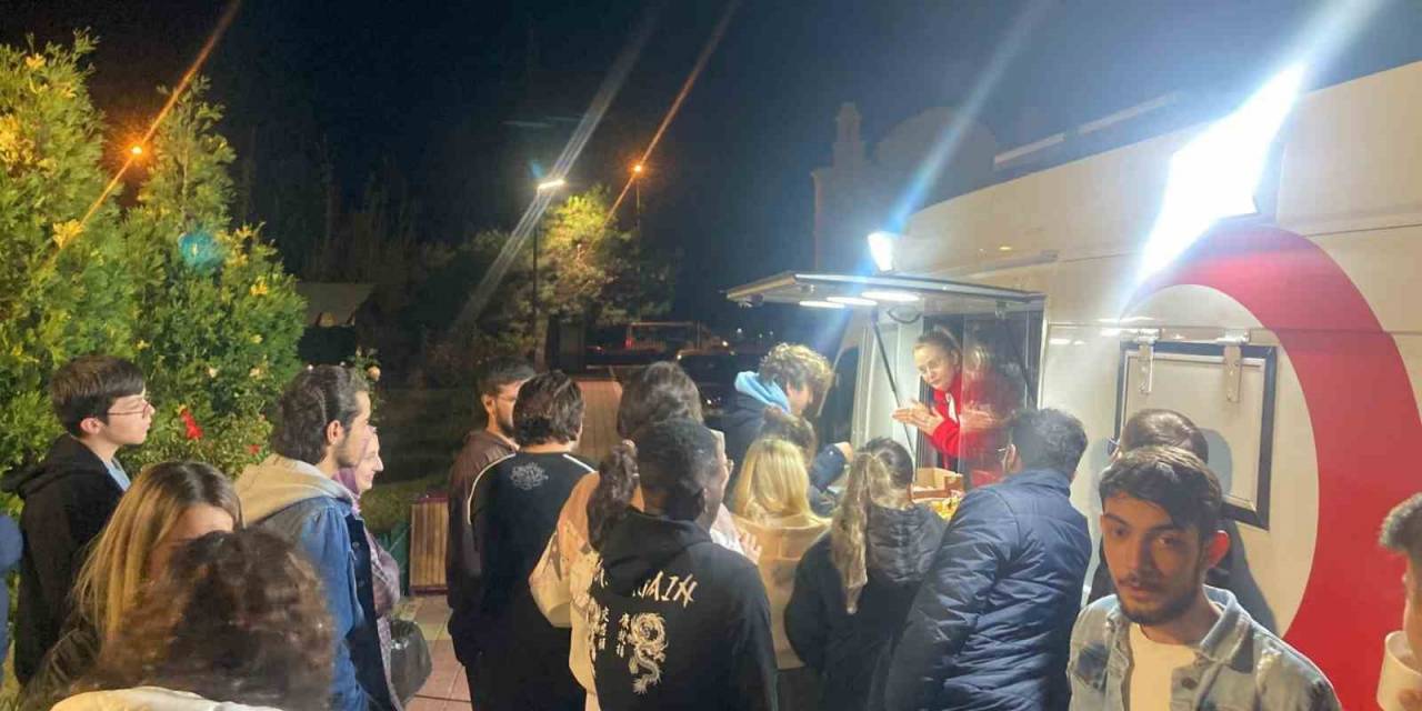 Kızılay’dan Öğrencilere Soğuk Havada Salep İkramı