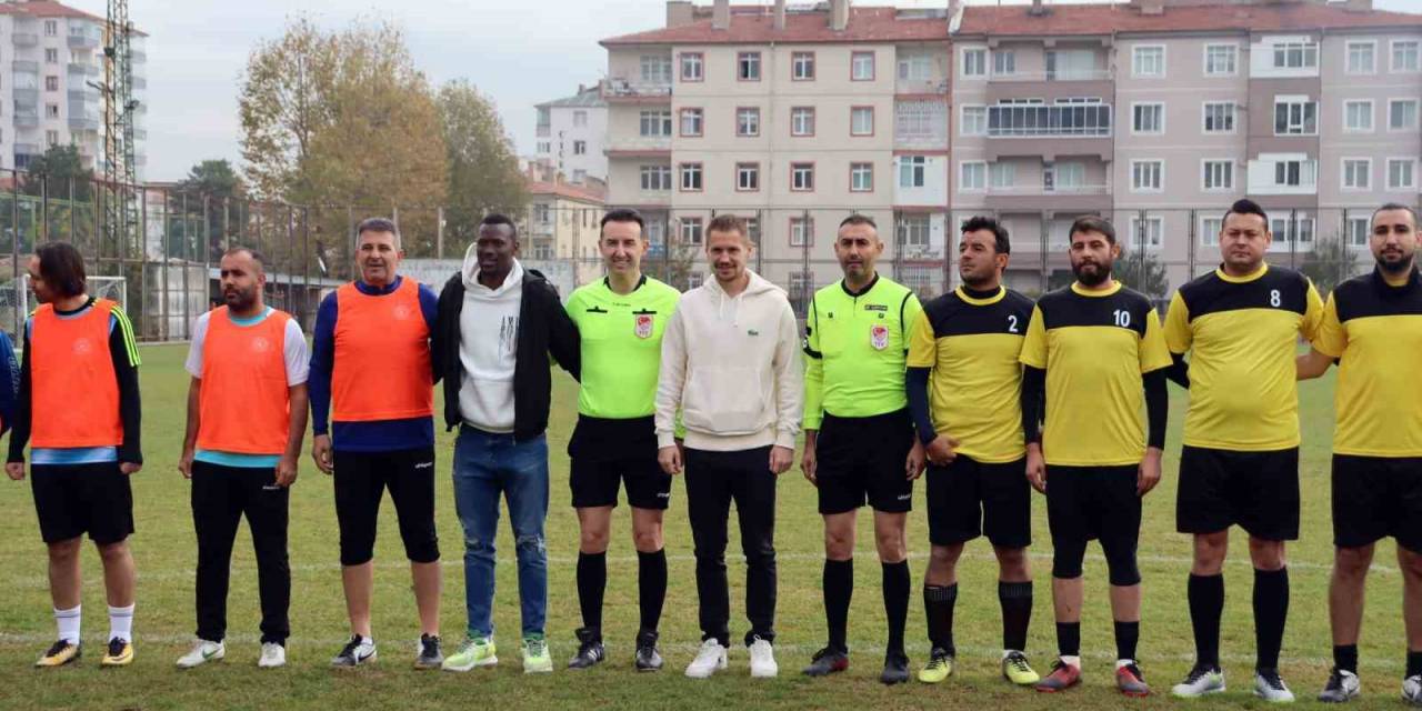 Öğretmenler Derste Değil, Yeşil Sahada Ter Döktü