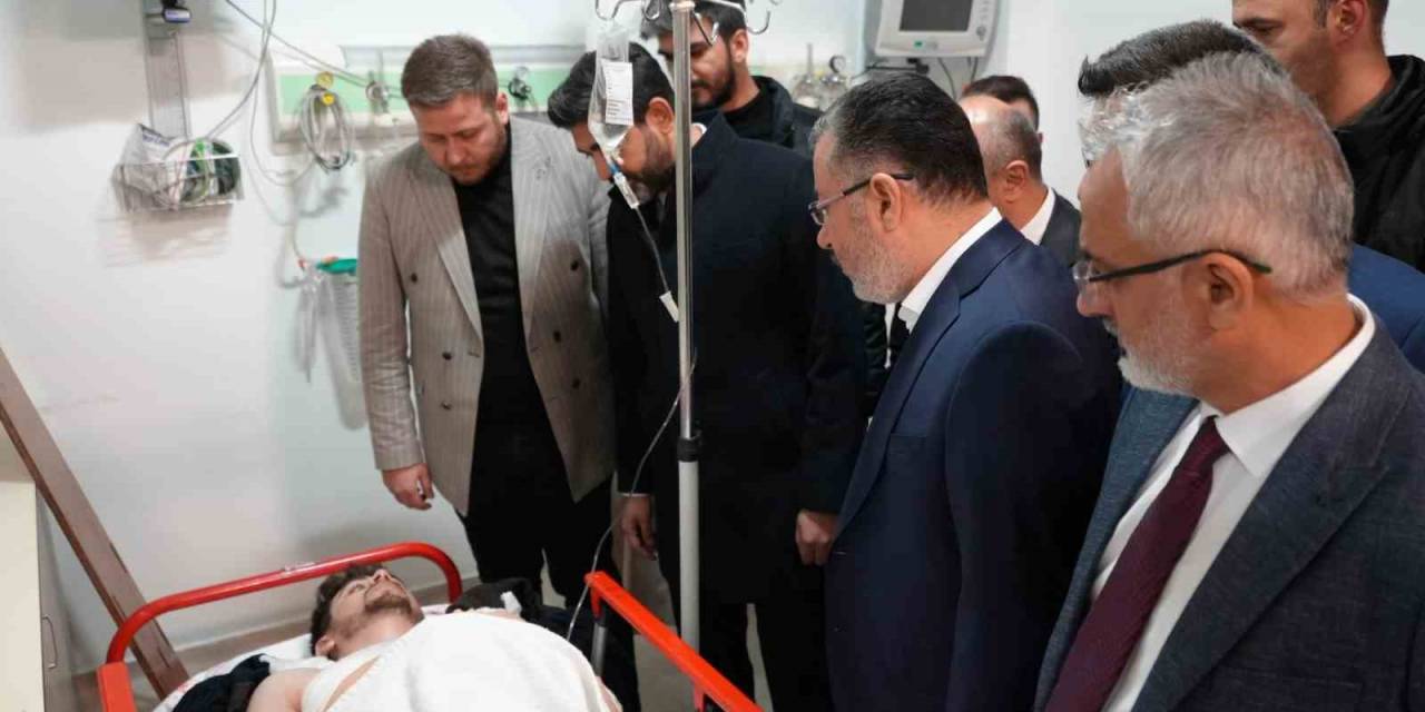 Rektör Kırışık, Kazada Yaralanan Öğrenciler Hakkında Bilgi Aldı