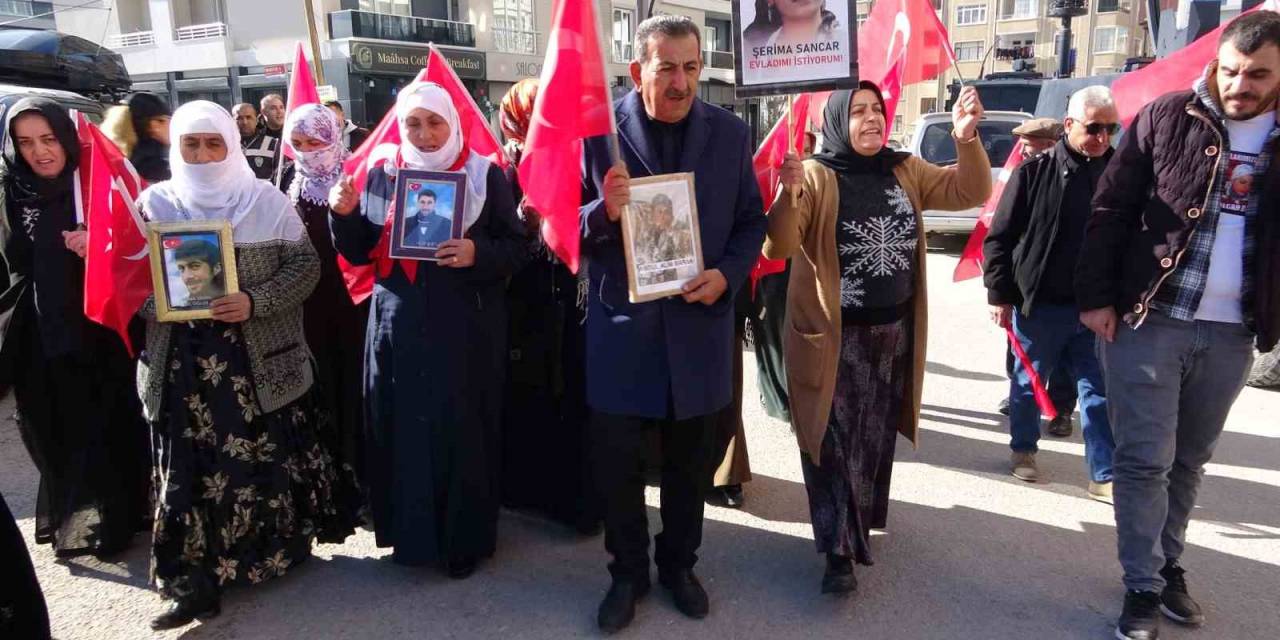 Evlat Nöbetindeki Anne: “Hdp Ve Pkk İle Yüreklerimizle Savaşıyoruz”