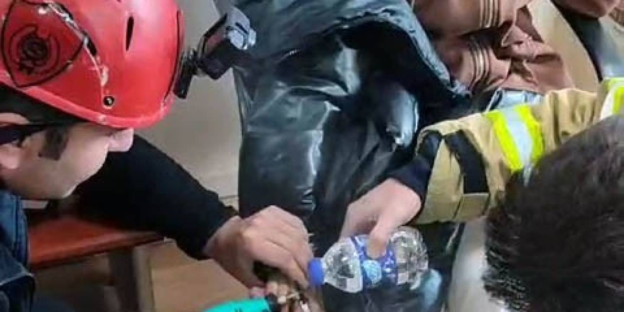 Parmağı Fermuara Sıkışan Lise Öğrencisinin Yardımına İtfaiye Yetişti