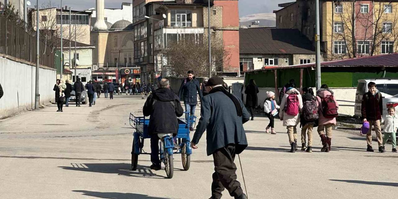 Yüksekova’da Yıllardır Kapalı Olan Yol Trafiğe Açıldı