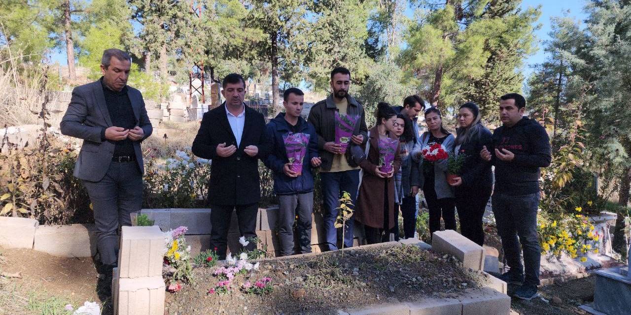 Deprem Şehidi Öğretmenler Mezarları Başında Anıldı