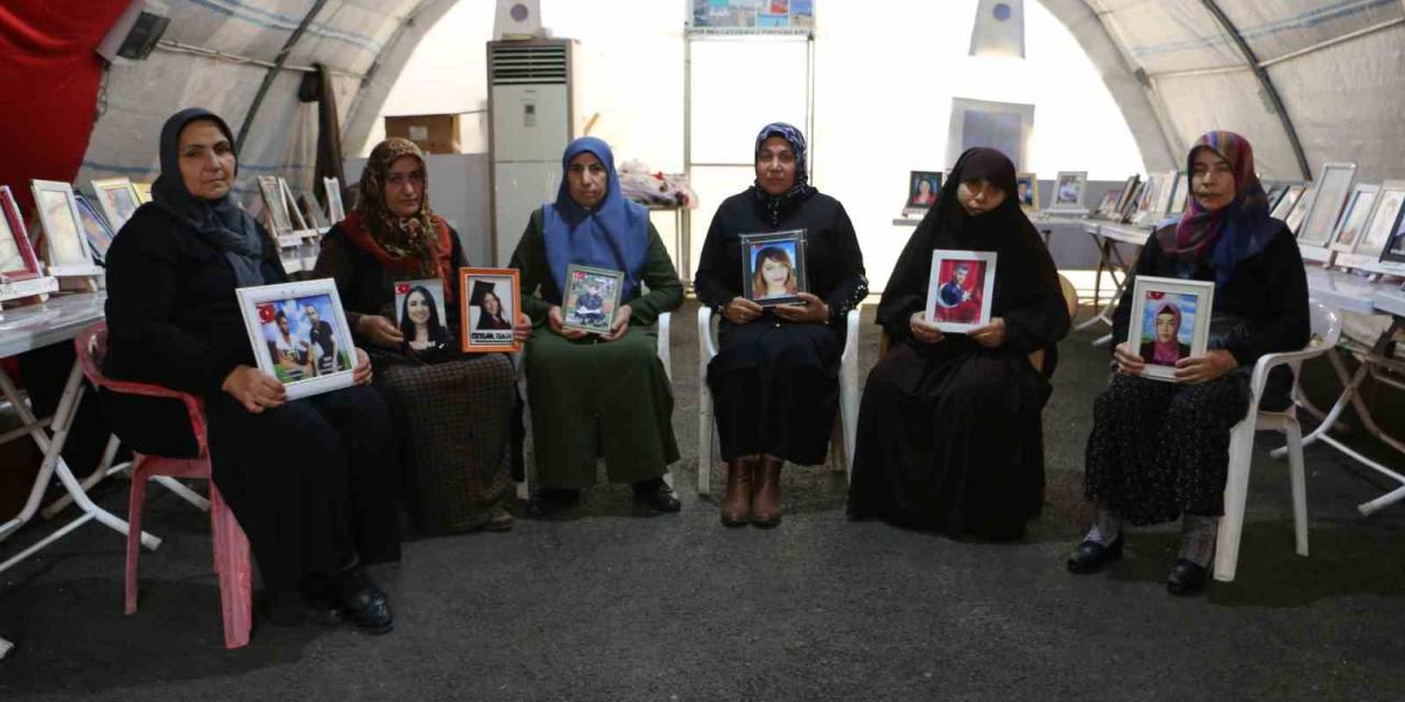 Evlat Nöbetindeki Anne, Pkk’nın Elinde Olan Kızının Öğretmenler Günü’nü Kutladı