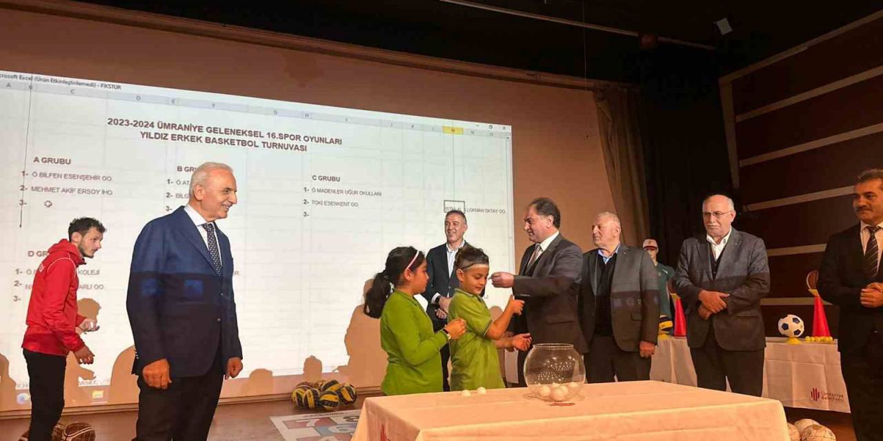 Ümraniye Belediyesi İlçedeki Okullara Spor Malzemesi Desteği Sağladı