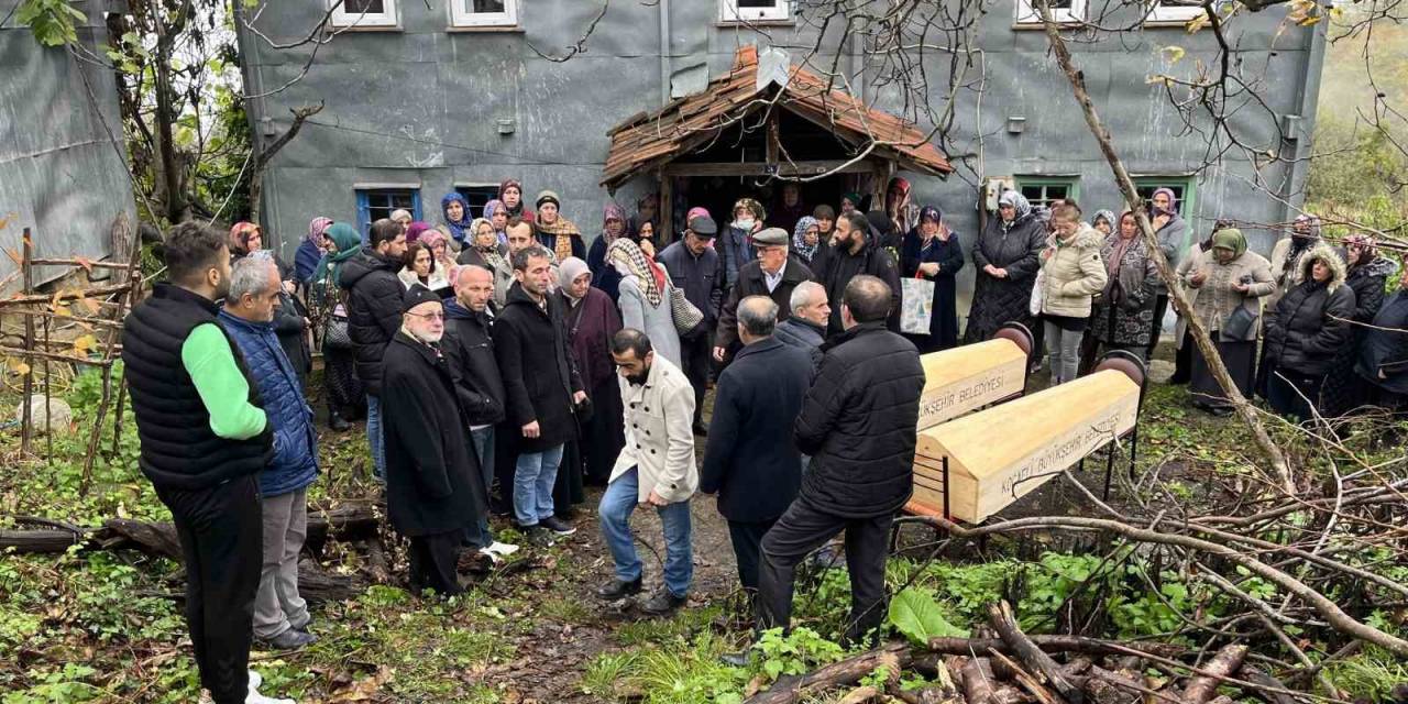 Kocaeli’deki Aile Katliamında Ölen Anne İle Oğlu Sinop’ta Toprağa Verildi