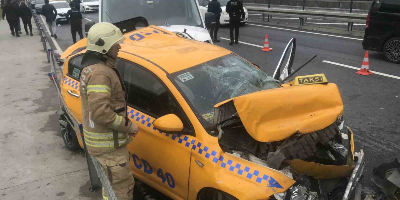 Fatih’te Türk Hava Yolları’nın Servis Minibüsü Taksiye Çarptı: 1 Ağır Yaralı