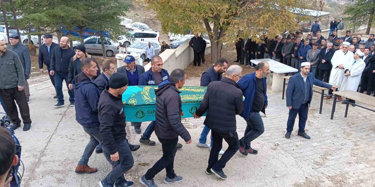 Komşuları Tarafından Öldürülen Aynı Aileden 5 Kişi Son Yolcuklarına Uğurlandı