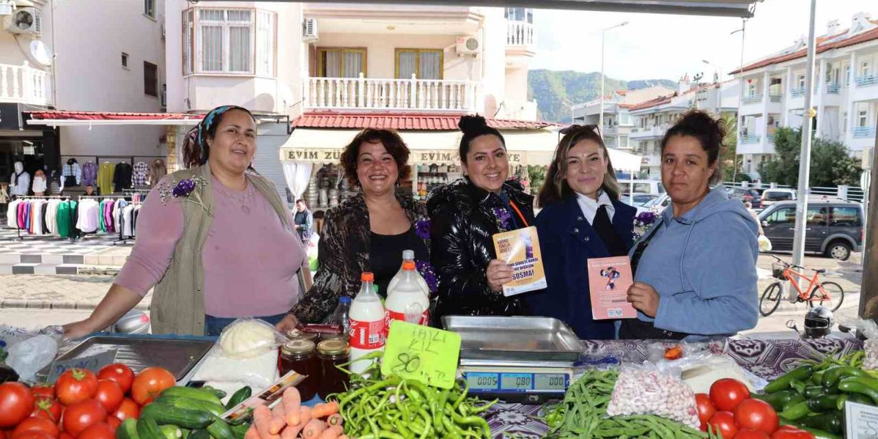 Marmaris’te Kadınlara Hem Broşür Hem Çiçek