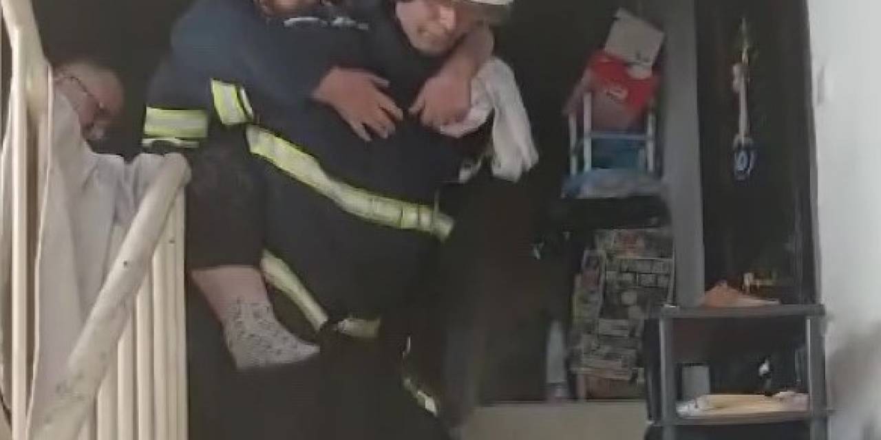 Yangında Mahsur Kalan Kadını İtfaiye Eri Sırtına Alarak Kurtardı