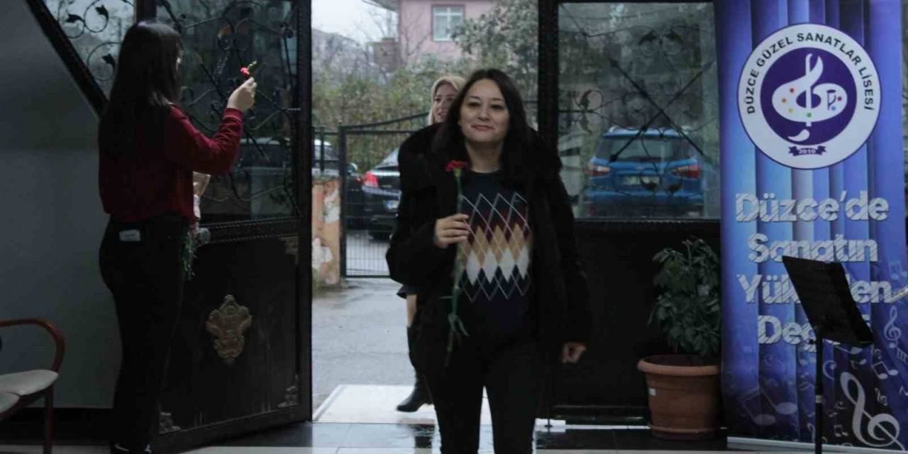 Öğrencilerden Öğretmenlere Sürpriz Karşılama