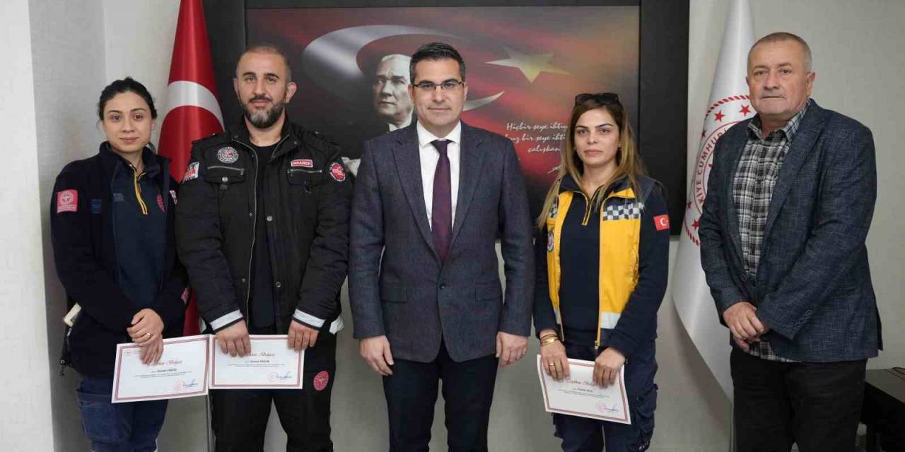 Erken Müdahaleyle Kalp Krizi Geçiren Gazetecinin Hayatını Kurtaran Ambulans Ekibine Başarı Belgesi