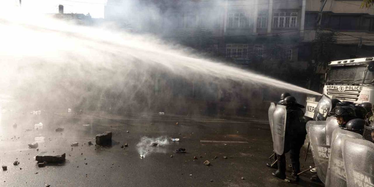 Nepal’de Monarşi Yanlısı Göstericilere Polis Müdahalesi