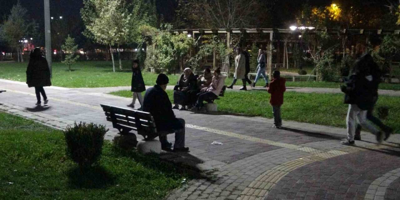 Peş Peşe İki Depremle Sarsılan Malatyalılar Parklara Akın Etti