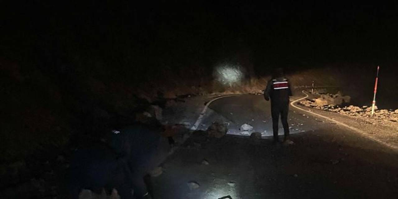 Depremde Yola Kaya Parçaları Düştü