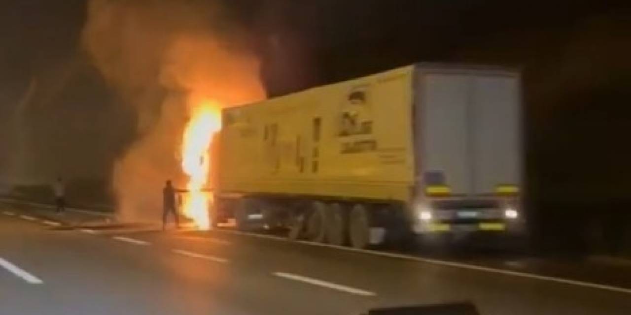 Kuzey Marmara Otoyolu’nda Seyir Halindeki Tır Alev Alev Yandı