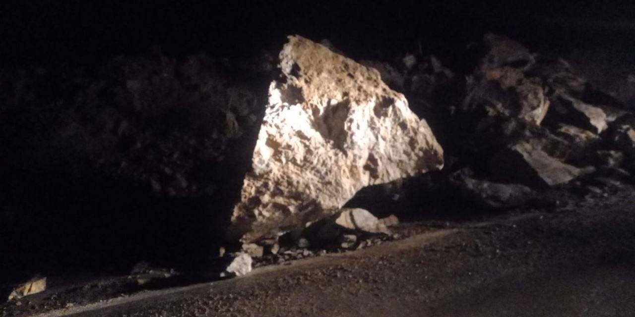 Artvin - Ardahan Karayolundaki Heyelan Yolu Ulaşıma Kapattı