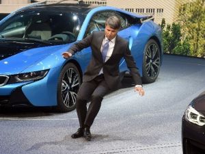 Bmw Ceo’su Bir Anda Kendini Yerde Buldu