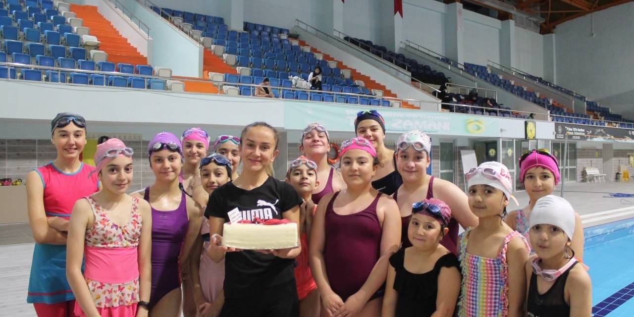 Öğrencilerden Antrenörlerine Unutulmaz ’öğretmenler Günü’ Sürprizi