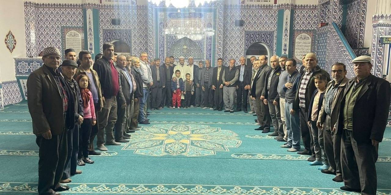 Germencik’te Vatandaşlar Cuma Geceleri Ailece Camide Buluşuyor