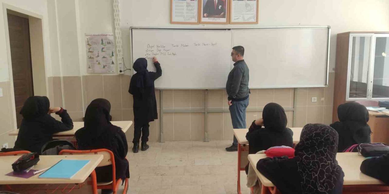 Görme Engelli Serkan Öğretmen Öğrencilerine Işık Oluyor