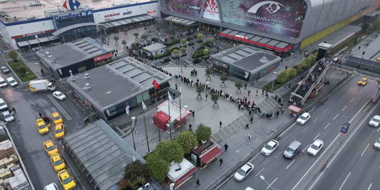 Efsane Kasım İndirimi İçin Avm Önünde Metrelerce Kuyruk Oluşturdular
