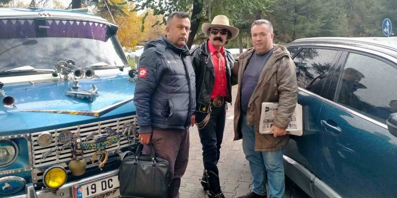 Emekli Sınıf Öğretmeni Giyimi Ve Tarzı İle Dikkatleri Üzerine Çekiyor