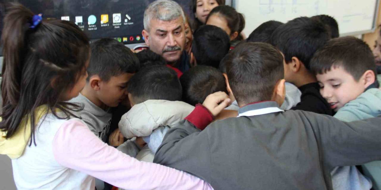 Ailesini Depremde Kaybeden Kadir Öğretmenin Sınıfında Duygusal Anlar Yaşandı