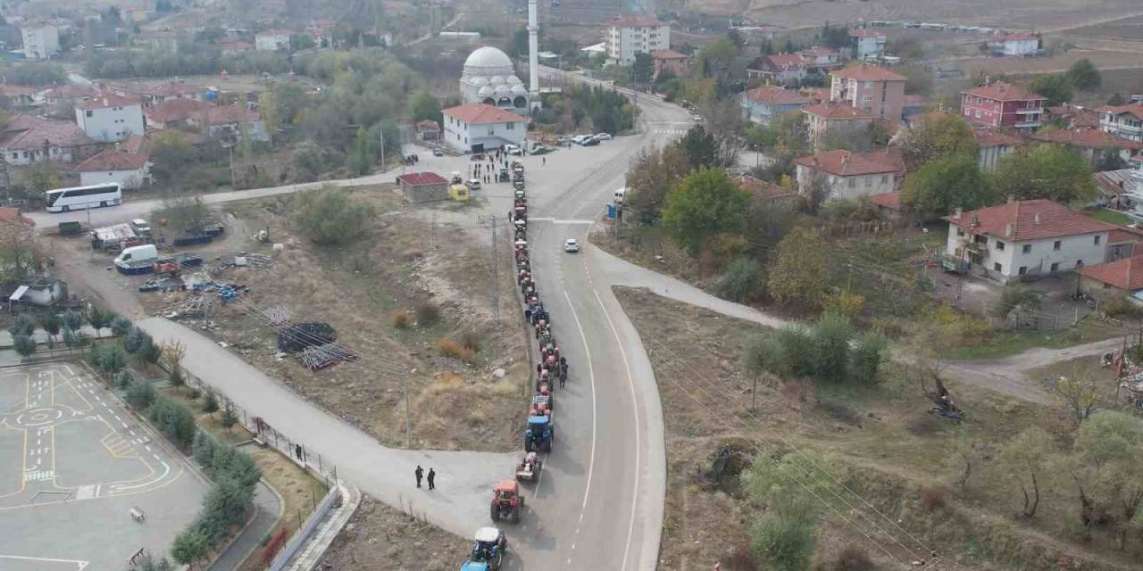 Yüzlerce Traktörün Oluşturduğu Muayene Kuyruğu Havadan Görüntülendi