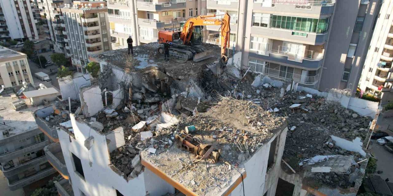 Ağır Hasarlı Binanın Beton Bağlama Noktasından Tepsi Çıktı