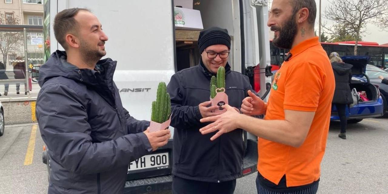 “Çiçek Doktoru” Öğretmenler Günü’nde Bir Kamyon Dolusu Çiçek Dağıttı