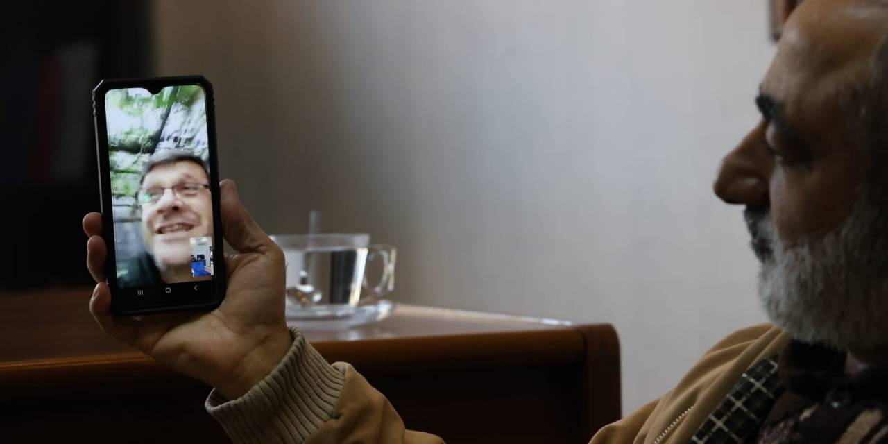 Emekli Öğretmen, "Akıllı Telefonla" Öğrencileriyle Bağlantıyı Koparmadı