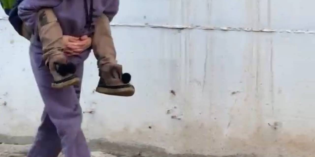 Batman’da Selin Getirdiği Çamur Nedeniyle Kardeşini Sırtında Okula Götürdü