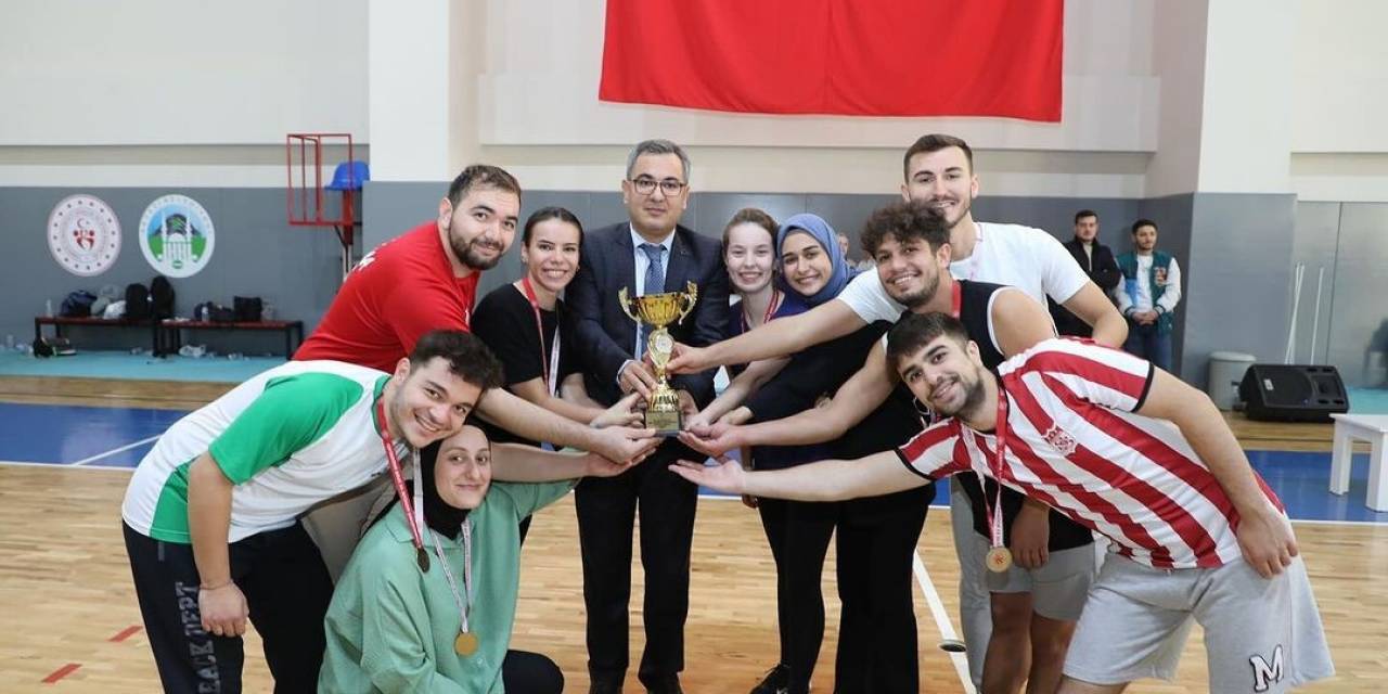 Sağlıkçılar Voleybol Turnuvasında Buluştu