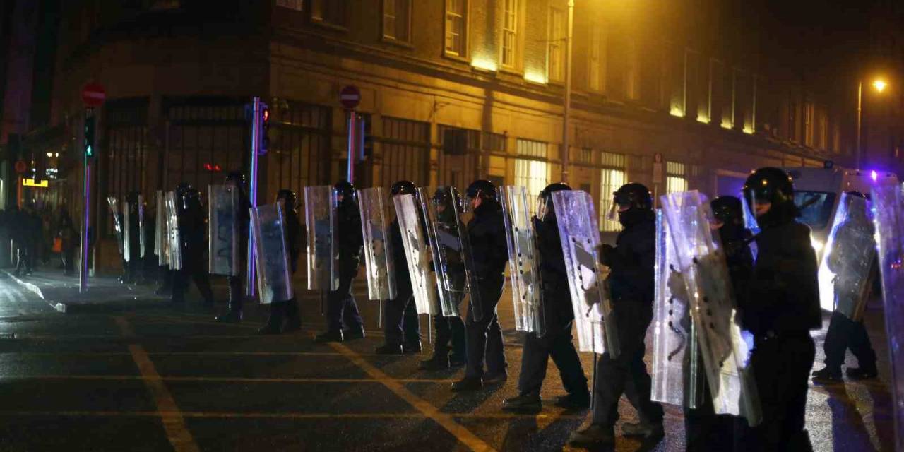 Dublin’de Olaylı Gecenin Bilançosu Netleşti: 34 Gözaltı