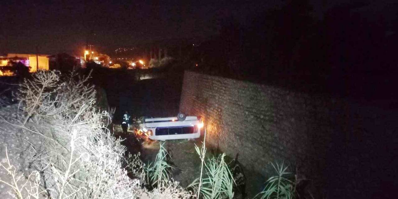 Manisa’da İşçi Servisi Şarampole Devrildi: 1’i Ağır 3 Yaralı