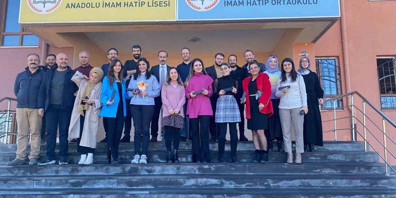 Öğretmen Başkandan Öğretmenler Günü Hediyesi