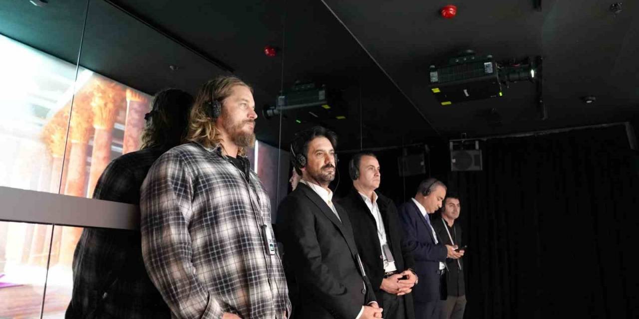 Hollywood’un Yıldız İsmi Travis Fimmel, Ayasofya’yı Gezdi